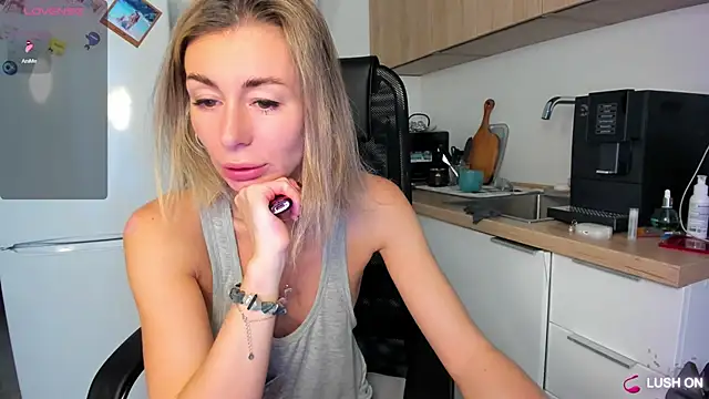 Snapshot of DannaEvan chatting on 09-27-25, 02:16 DannaEvan online show from 09-27-25, 02:16