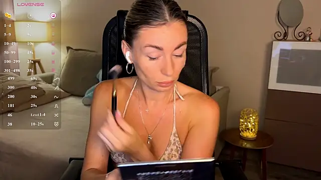 Snapshot of DannaEvan chatting on 06-27-26, 02:44 DannaEvan online show from 06-27-26, 02:44