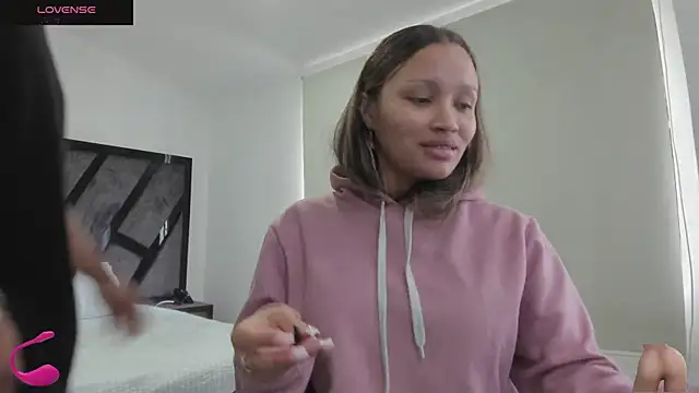 Snapshot of AnnieAndStefan chatting on 11-06-25, 02:18 AnnieAndStefan online show from 11-06-25, 02:18