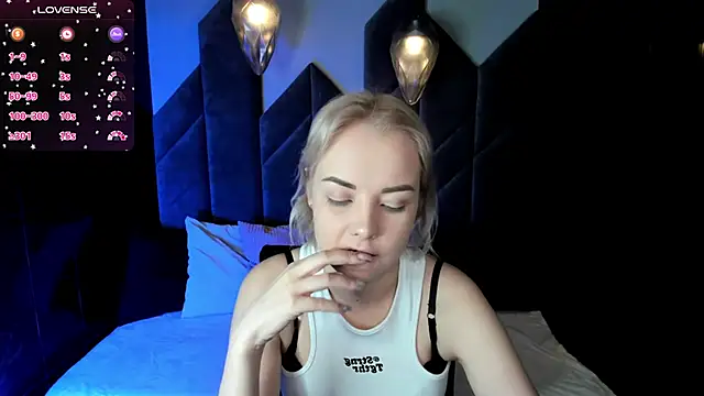 Snapshot of StephanieSweety chatting on 02-18-25, 01:44 StephanieSweety online show from 02-18-25, 01:44