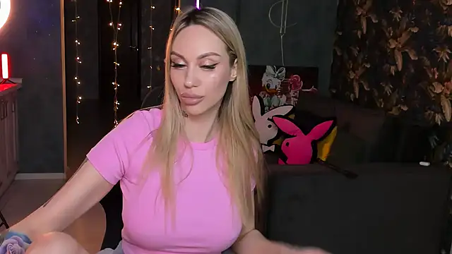 Snapshot of Blckmirrorr chatting on 01-01-25, 06:59 Blckmirrorr online show from 01-01-25, 06:59