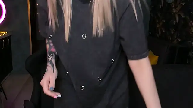 Snapshot of Blckmirrorr chatting on 11-02-25, 01:46 Blckmirrorr online show from 11-02-25, 01:46