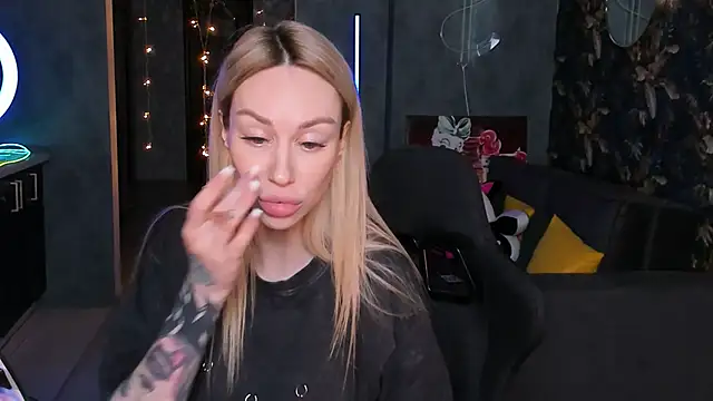 Snapshot of Blckmirrorr chatting on 11-19-25, 12:05 Blckmirrorr online show from 11-19-25, 12:05