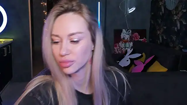 Snapshot of Blckmirrorr chatting on 11-23-25, 02:28 Blckmirrorr online show from 11-23-25, 02:28