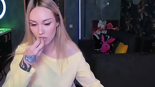 Snapshot of Blckmirrorr chatting on 11-28-25, 01:14 Blckmirrorr online show from 11-28-25, 01:14