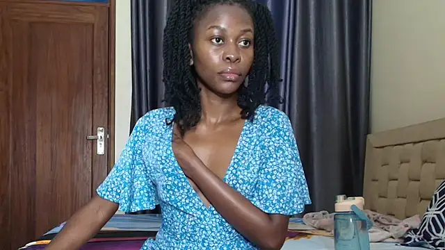 Snapshot of queen_heather chatting on 09-13-25, 12:32 queen heather online show from 09-13-25, 12:32