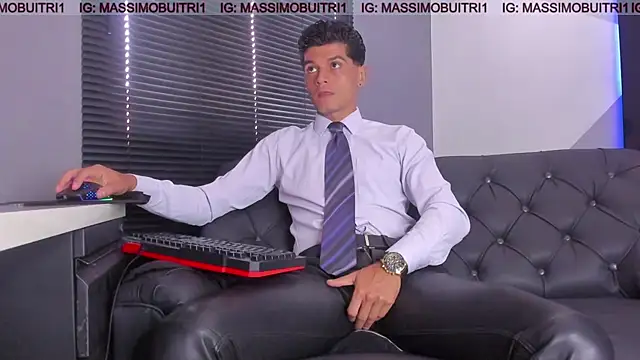 Snapshot of massimo_g chatting on 06-26-26, 02:21 massimo g online show from 06-26-26, 02:21
