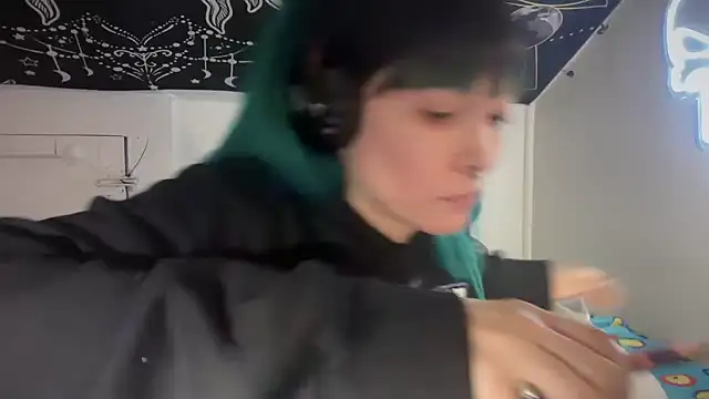 Snapshot of FRRANNKIE chatting on 12-24-24, 12:00 FRRANNKIE online show from 12-24-24, 12:00