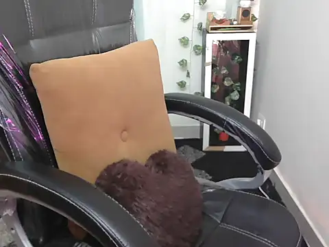 Snapshot of shivi_moto chatting on 11-21-25, 04:44 shivi moto online show from 11-21-25, 04:44