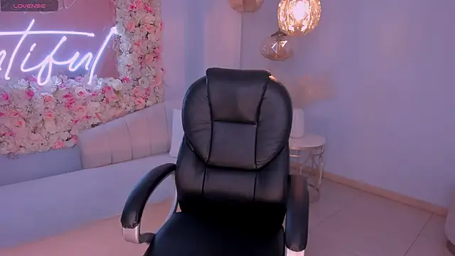 Snapshot of MileyCruz_ chatting on 12-06-24, 03:19 MileyCruz online show from 12-06-24, 03:19