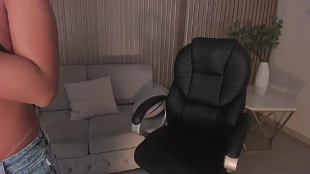 Snapshot of MileyCruz_ chatting on 02-19-25, 09:39 MileyCruz online show from 02-19-25, 09:39