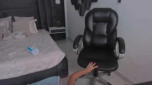 Snapshot of MileyCruz_ chatting on 03-20-25, 09:48 MileyCruz online show from 03-20-25, 09:48