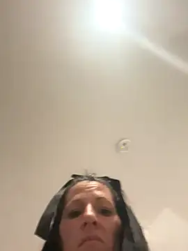 Snapshot of DominiqueX0 chatting on 10-17-25, 11:40 DominiqueX0 online show from 10-17-25, 11:40