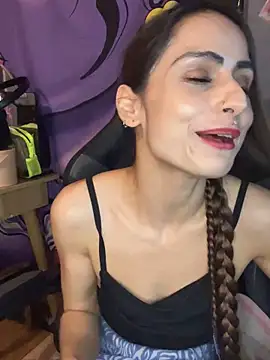 LaPetitechienne1 online show from 12-30-24, 12:00