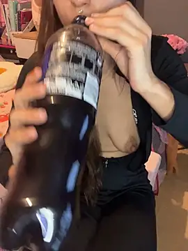 LaPetitechienne1 online show from 02-17-25, 12:54