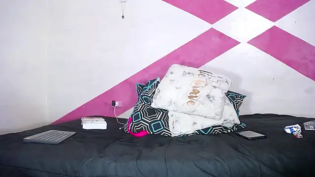 Snapshot of MIA_luxce29 chatting on 01-28-25, 03:47 MIA luxce29 online show from 01-28-25, 03:47