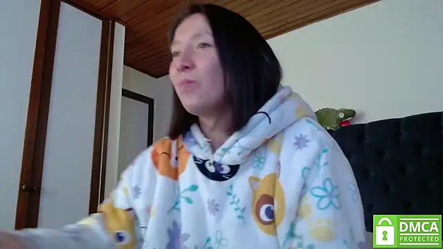 Snapshot of Sophi_Cute chatting on 12-28-24, 02:32 Sophi Cute online show from 12-28-24, 02:32