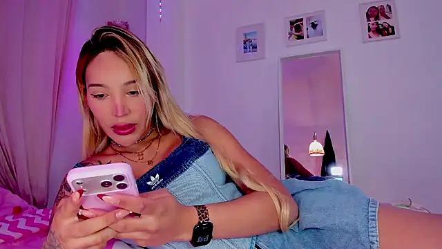 Snapshot of _viioletweekend_ chatting on 01-15-26, 09:51 viioletweekend online show from 01-15-26, 09:51