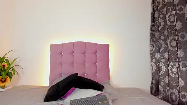 Snapshot of MarieLatex chatting on 12-27-24, 12:07 MarieLatex online show from 12-27-24, 12:07