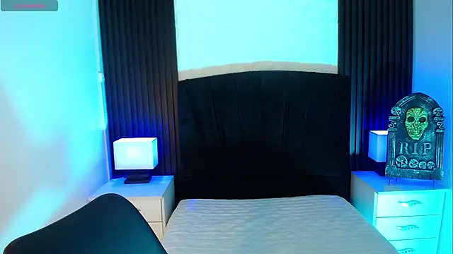 alicia moom online show from 10-31-25, 01:45