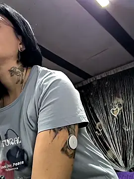 Snapshot of KikiXRed chatting on 11-20-25, 08:25 KikiXRed online show from 11-20-25, 08:25