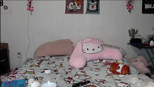 Snapshot of Cupcakecutie449 chatting on 04-19-26, 05:07 Cupcakecutie449 online show from 04-19-26, 05:07