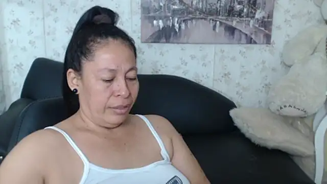 Snapshot of mature_martina chatting on 06-12-26, 09:30 mature martina online show from 06-12-26, 09:30