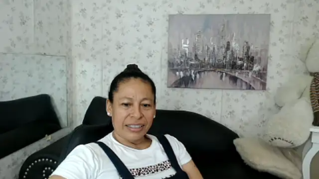 Snapshot of mature_martina chatting on 06-12-26, 09:35 mature martina online show from 06-12-26, 09:35