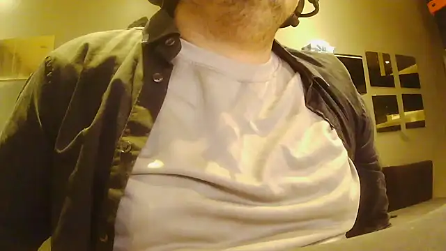 Snapshot of Bebemickey75 chatting on 12-17-25, 05:24 Bebemickey75 online show from 12-17-25, 05:24