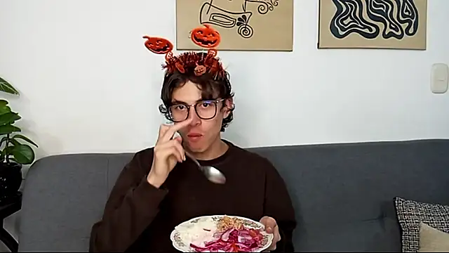 Snapshot of Norehg chatting on 10-17-25, 11:29 Norehg online show from 10-17-25, 11:29