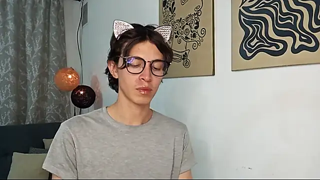 Snapshot of Norehg chatting on 10-19-25, 12:22 Norehg online show from 10-19-25, 12:22