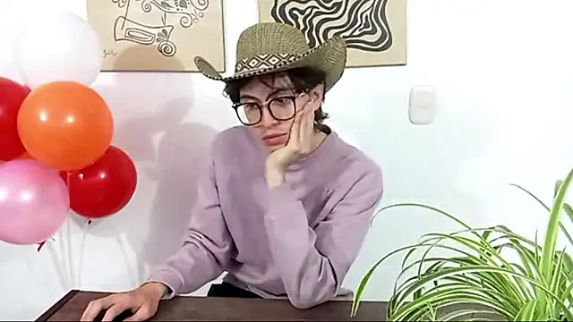 Snapshot of Norehg chatting on 11-04-25, 12:54 Norehg online show from 11-04-25, 12:54