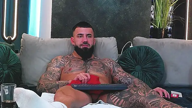 Snapshot of masterkingofmusclee chatting on 01-14-25, 12:45 masterkingofmusclee online show from 01-14-25, 12:45