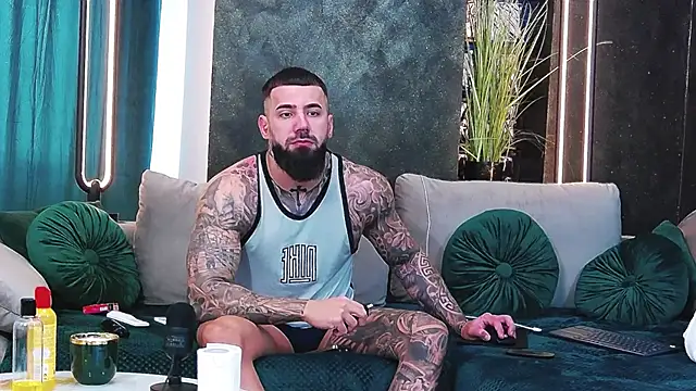 Snapshot of masterkingofmusclee chatting on 02-05-25, 07:07 masterkingofmusclee online show from 02-05-25, 07:07