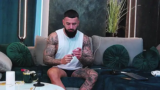 Snapshot of masterkingofmusclee chatting on 02-07-25, 07:07 masterkingofmusclee online show from 02-07-25, 07:07