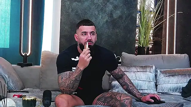 Snapshot of masterkingofmusclee chatting on 02-14-25, 06:34 masterkingofmusclee online show from 02-14-25, 06:34