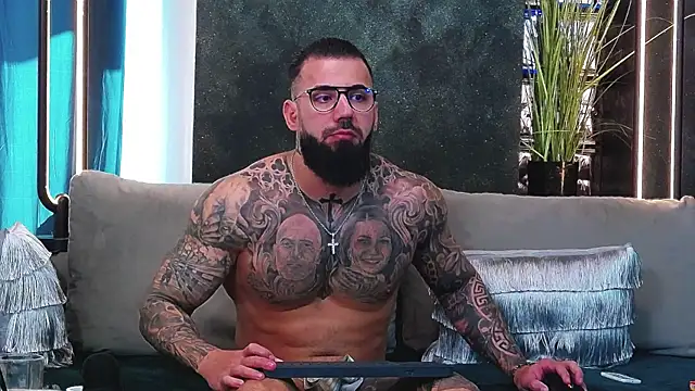 Snapshot of masterkingofmusclee chatting on 03-05-25, 10:00 masterkingofmusclee online show from 03-05-25, 10:00