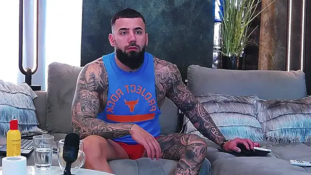 Snapshot of masterkingofmusclee chatting on 03-21-25, 08:28 masterkingofmusclee online show from 03-21-25, 08:28