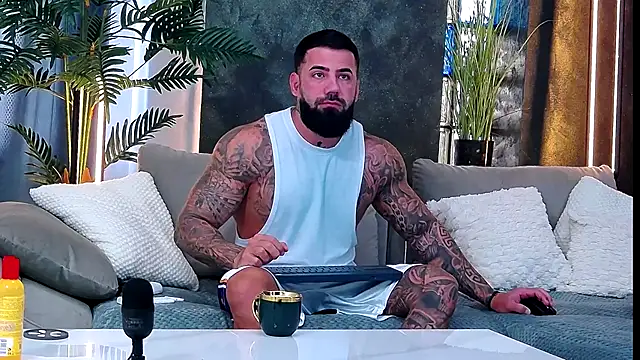 Snapshot of masterkingofmusclee chatting on 10-10-25, 05:39 masterkingofmusclee online show from 10-10-25, 05:39