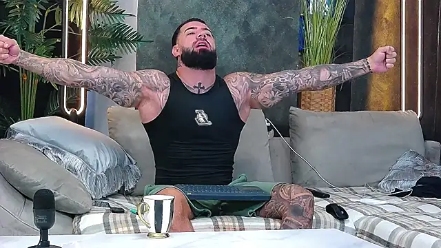 Snapshot of masterkingofmusclee chatting on 11-04-25, 07:51 masterkingofmusclee online show from 11-04-25, 07:51