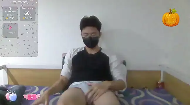 Snapshot of Gwencloudy chatting on 02-07-25, 04:35 Gwencloudy online show from 02-07-25, 04:35