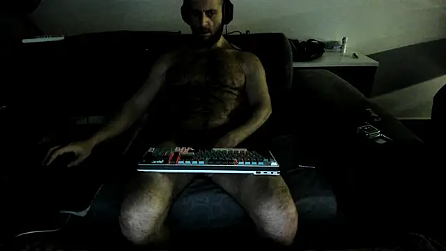 Snapshot of Hugealphabeast chatting on 11-30-25, 05:28 Hugealphabeast online show from 11-30-25, 05:28