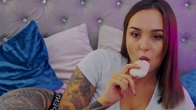 Snapshot of MeIisaLove chatting on 09-11-25, 08:20 MeIisaLove online show from 09-11-25, 08:20