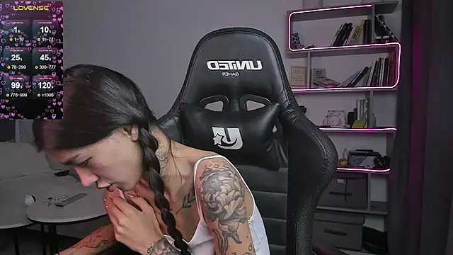 Snapshot of vinkitinkii chatting on 01-13-25, 09:52 vinkitinkii online show from 01-13-25, 09:52