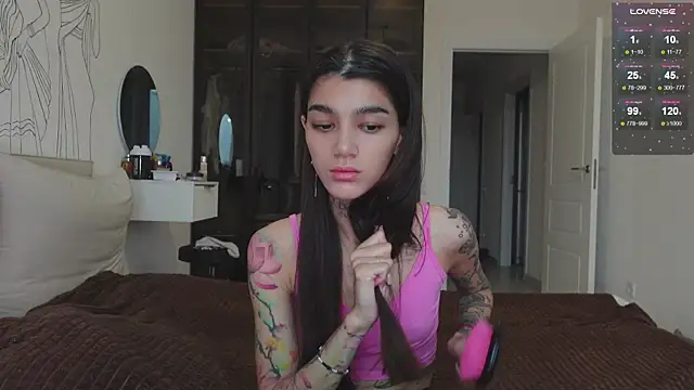 Snapshot of vinkitinkii chatting on 10-25-25, 06:54 vinkitinkii online show from 10-25-25, 06:54