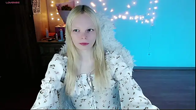 Snapshot of Emily_Nyaffee chatting on 03-19-25, 07:27 Emily Nyaffee online show from 03-19-25, 07:27