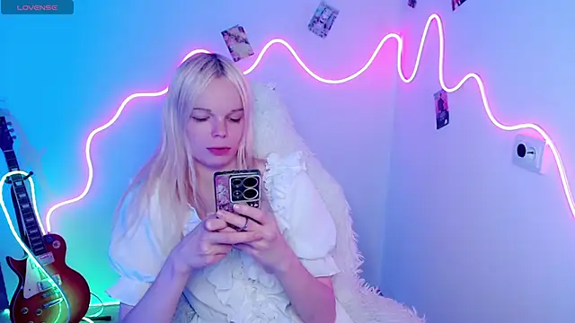 Snapshot of Emily_Nyaffee chatting on 11-03-25, 03:13 Emily Nyaffee online show from 11-03-25, 03:13