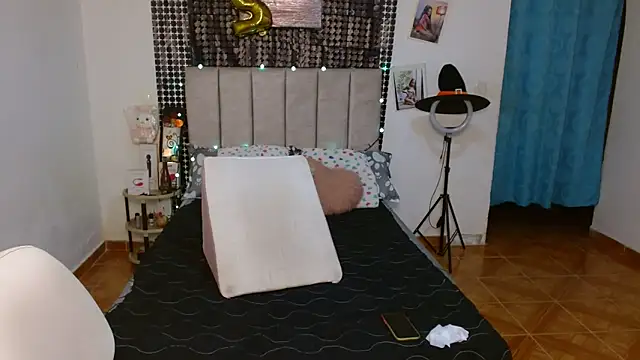 Snapshot of Wilson_Siara chatting on 10-17-25, 04:04 Wilson Siara online show from 10-17-25, 04:04