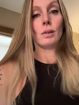 Snapshot of ItsDanniG chatting on 12-08-24, 06:39 ItsDanniG online show from 12-08-24, 06:39