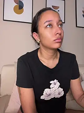 Snapshot of DianaHopson chatting on 06-18-26, 11:58 DianaHopson online show from 06-18-26, 11:58